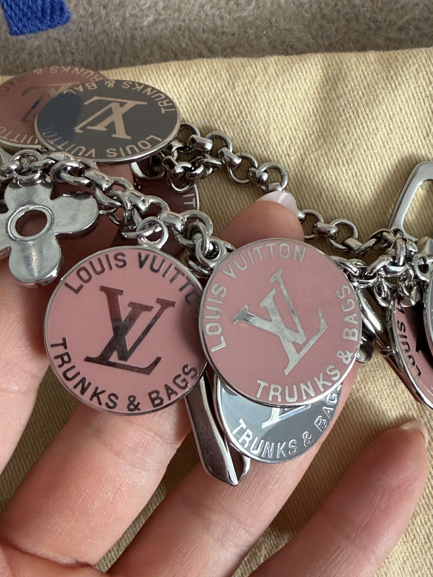 Louis Vuitton naramok