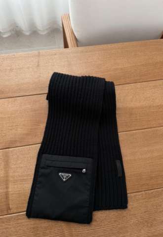 https://www.vipluxury.sk/Prada šál