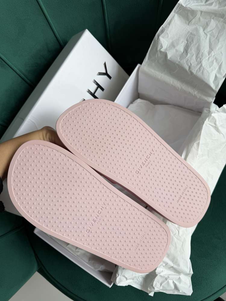 Šľapky Givenchy