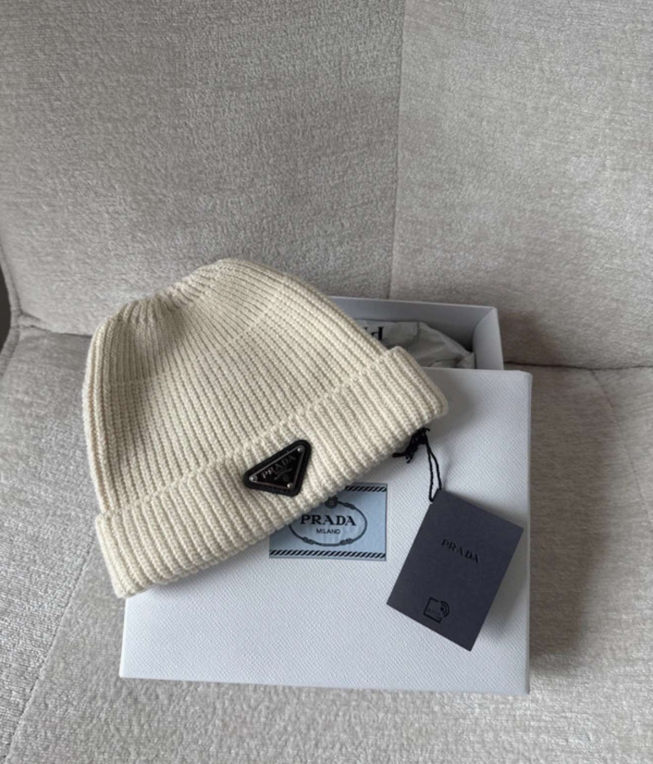 Prada čiapka