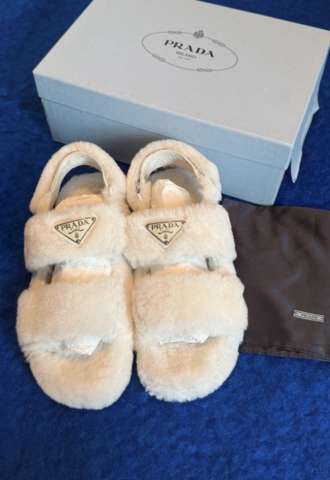 https://www.vipluxury.sk/Prada šľapky
