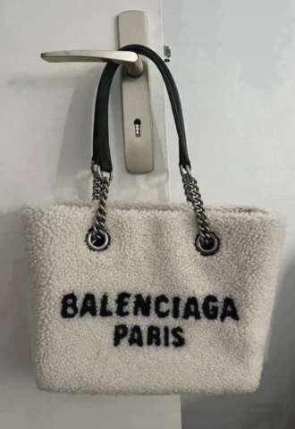 https://www.vipluxury.sk/Balenciaga kabelka