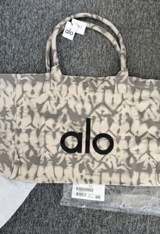https://www.vipluxury.sk/ALO Yoga Iconic tote shopper bag