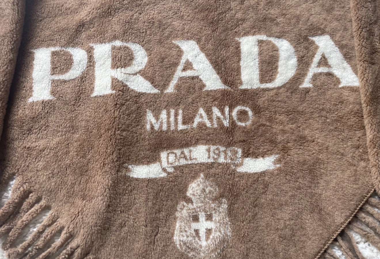 Prada pončo