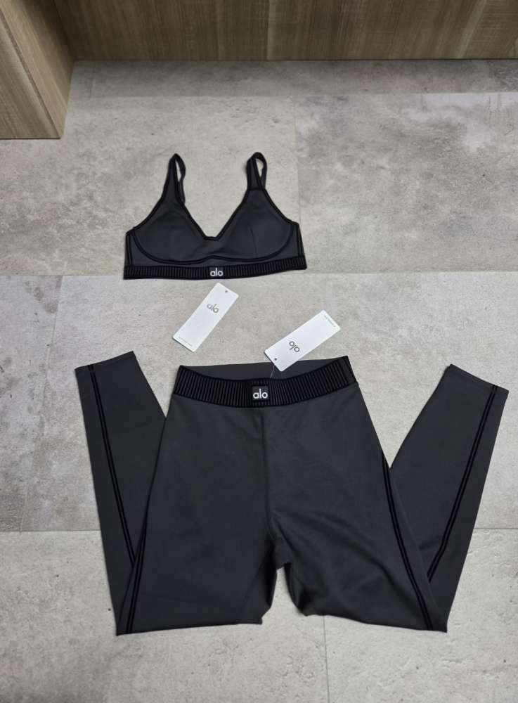 Alo Yoga Airbrush Heart Throb Set (Podprsenka + Legíny)