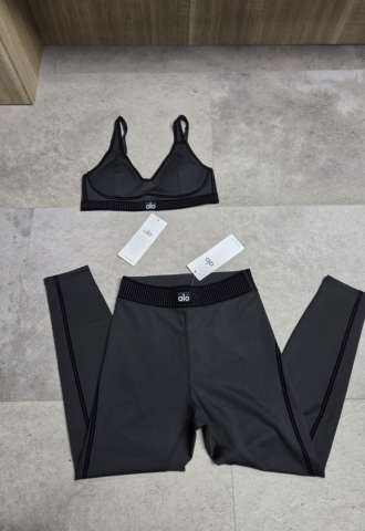 https://www.vipluxury.sk/Alo Yoga Airbrush Heart Throb Set (Podprsenka + Legíny)
