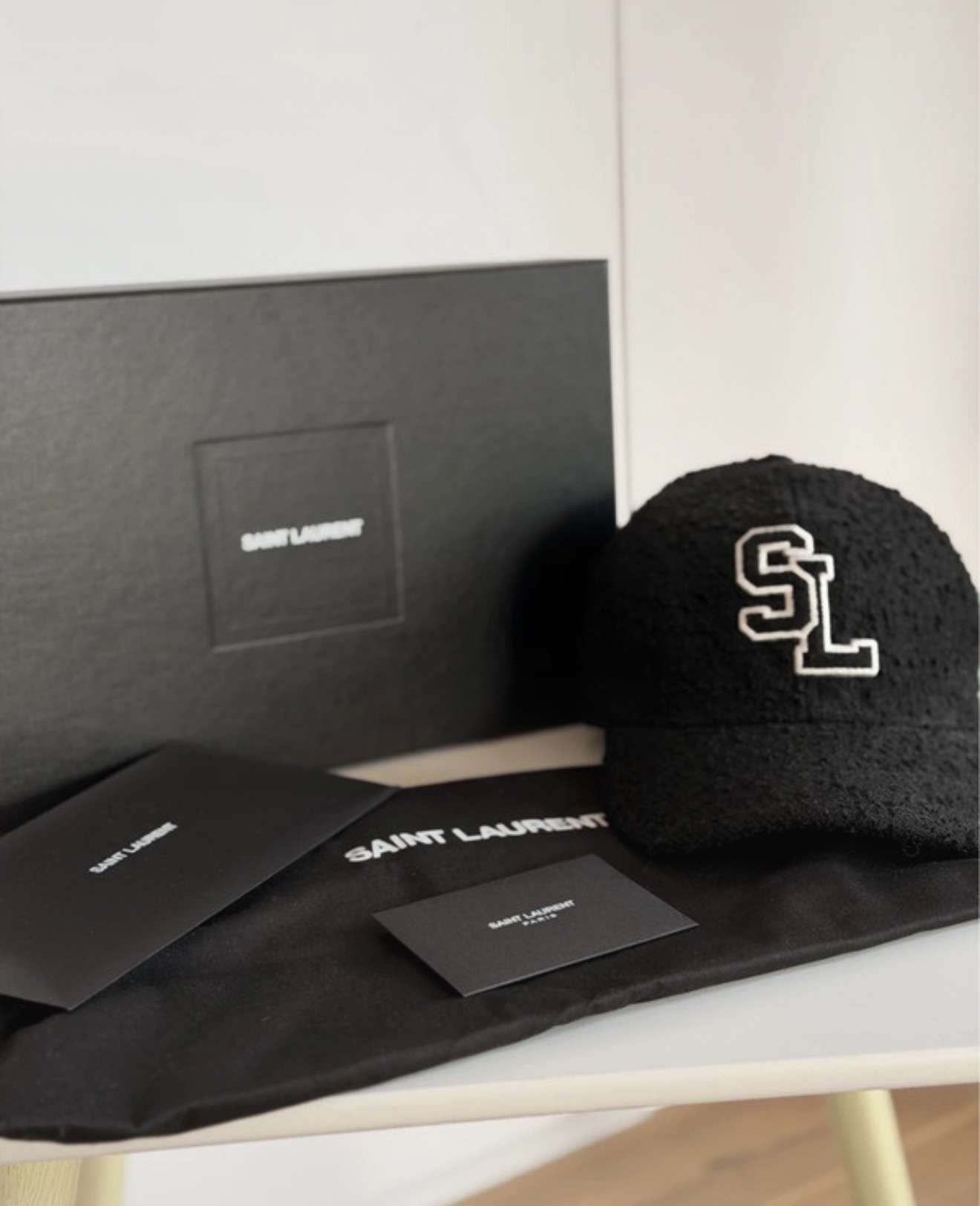 YSL šiltovka