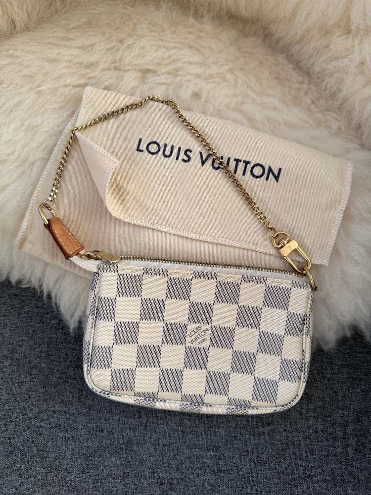 Louis Vuitton mini pochette
