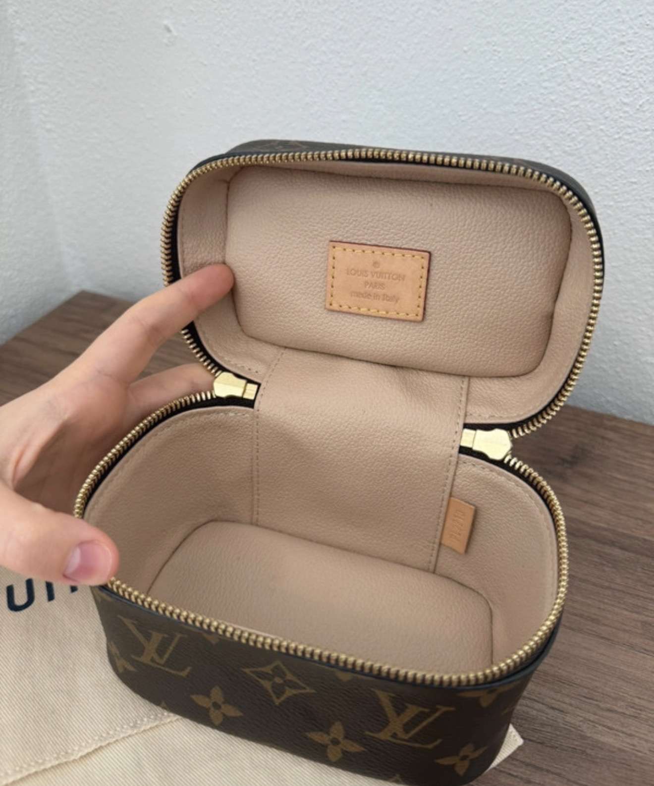 Louis Vuitton Nano kozmetická taška