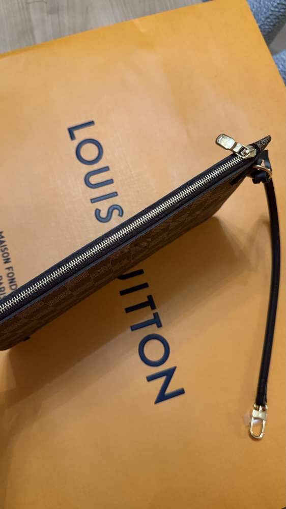 LV pochette