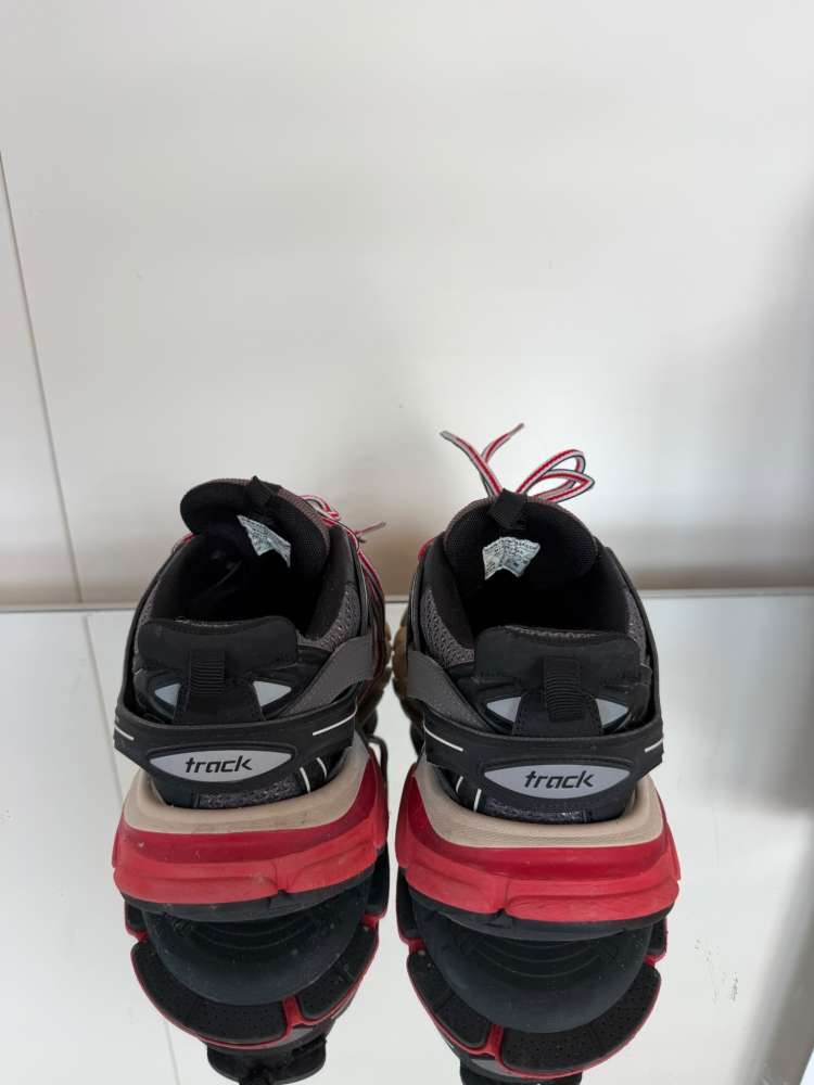 Balenciaga tenisky s červenými detailmi