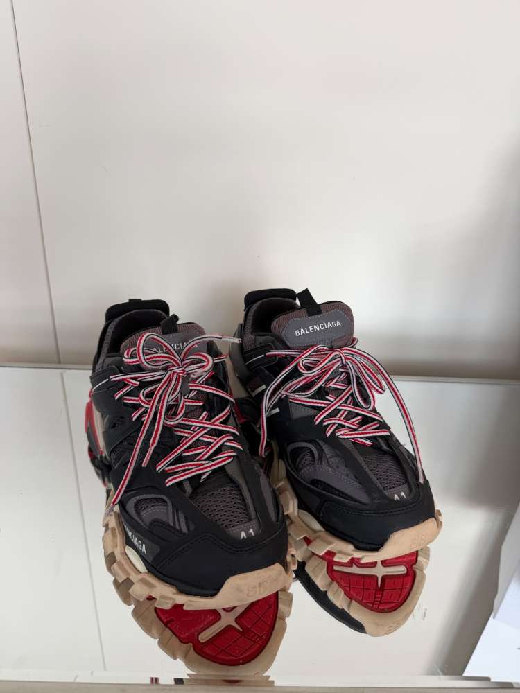 Balenciaga tenisky s červenými detailmi