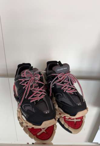https://www.vipluxury.sk/Balenciaga tenisky s červenými detailmi