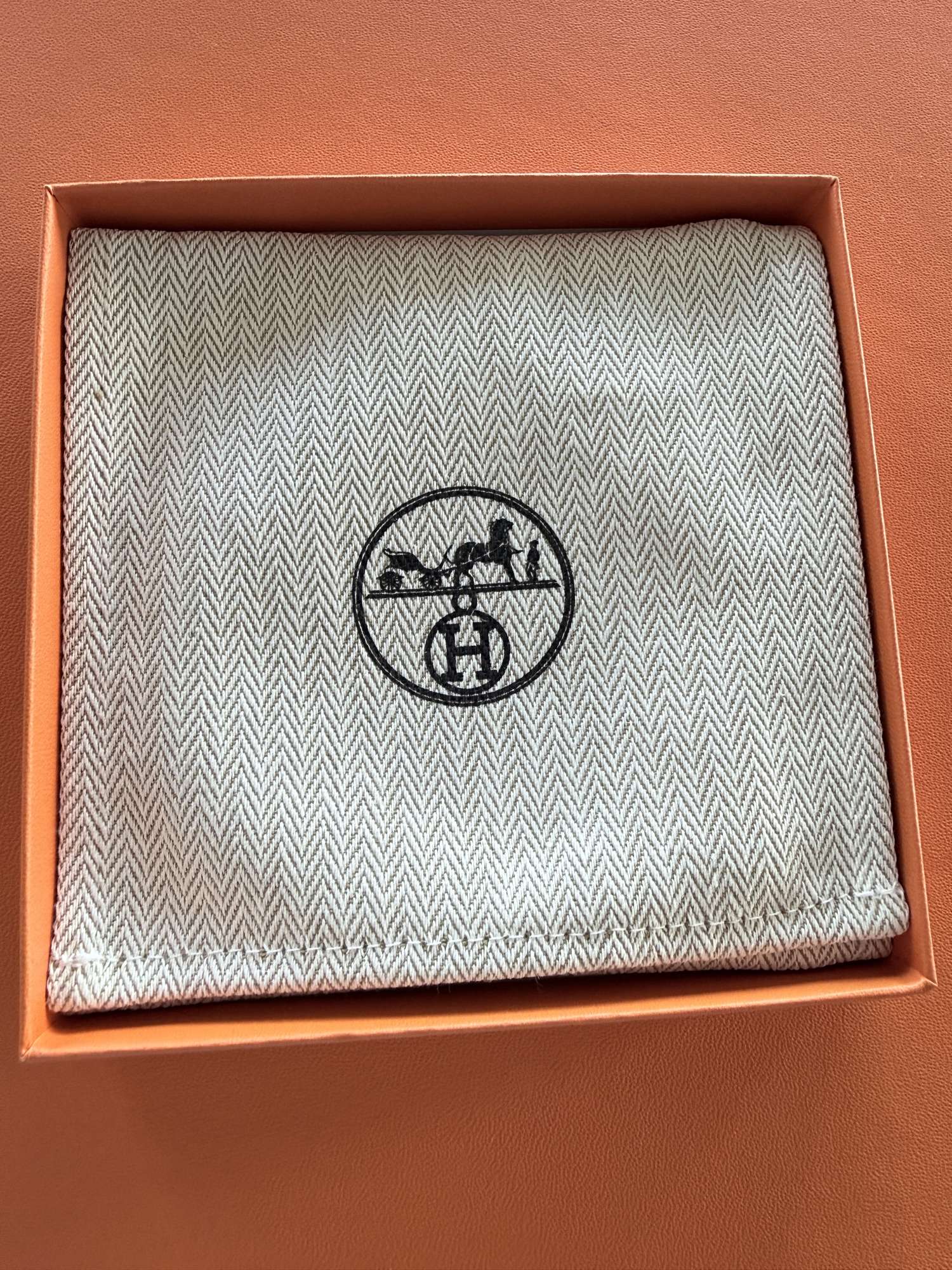 Náhrdelník Hermès Kelly s náhrdelníkom Rouge H
