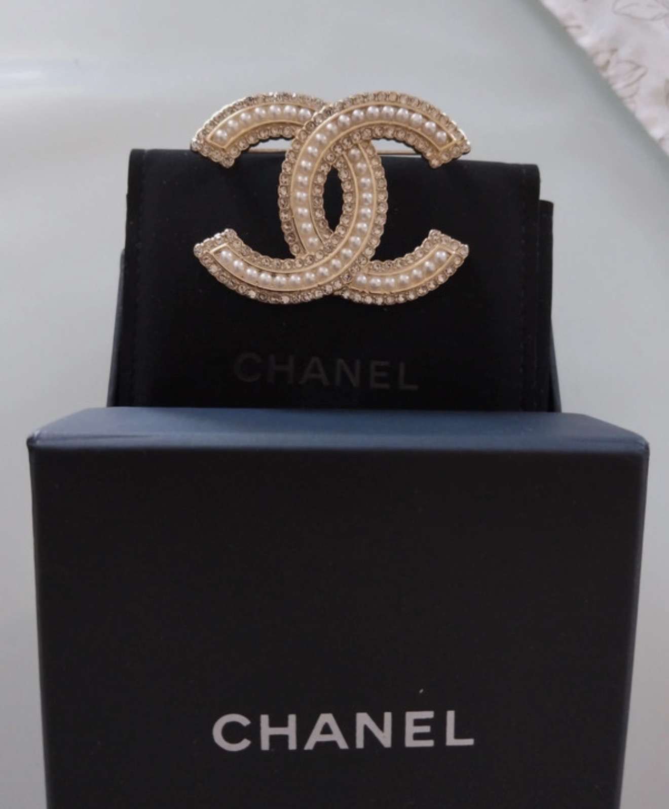 Chanel brošňa