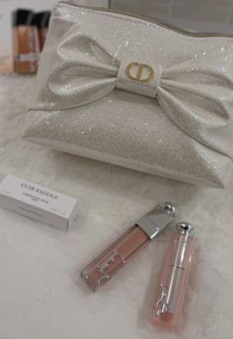 https://www.vipluxury.sk/Dior kozmetická tasticka s produktami