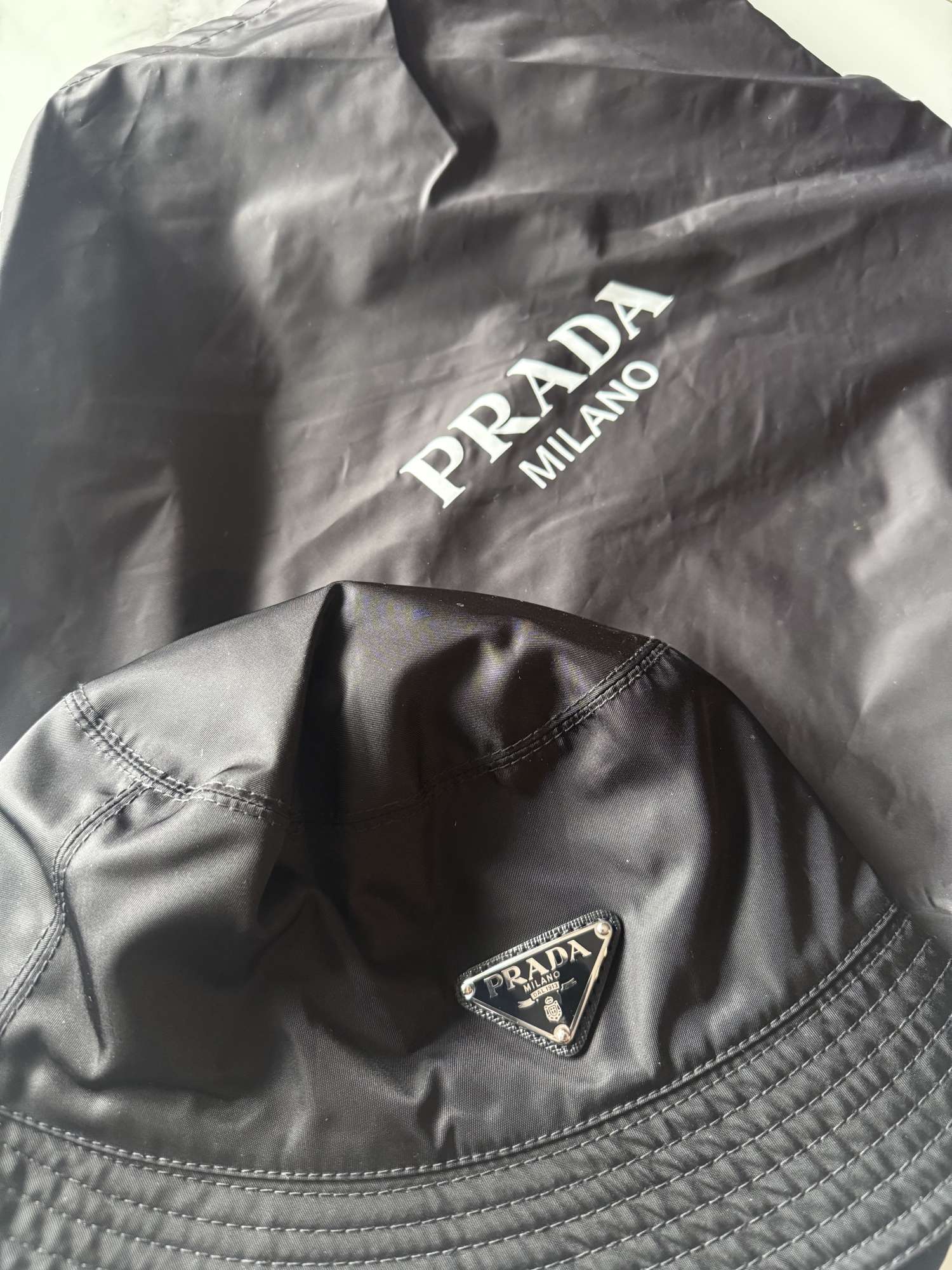 Prada klobuk