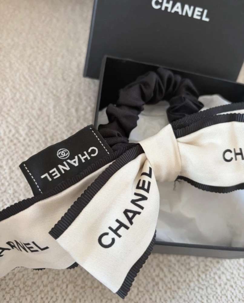 Chanel gumicka do vlasov
