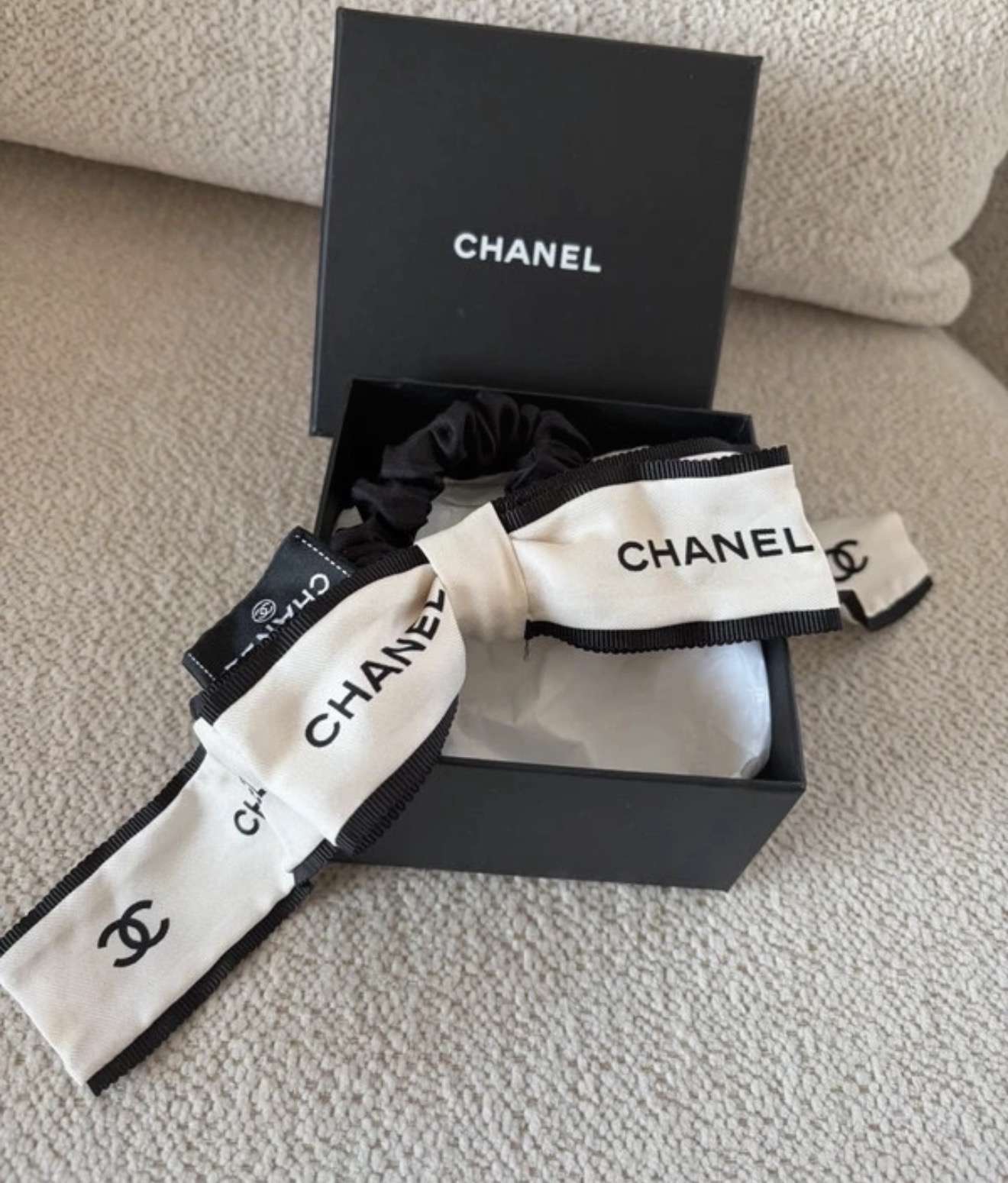 Chanel gumicka do vlasov