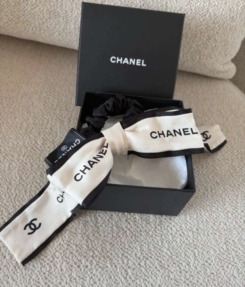 Chanel gumicka do vlasov