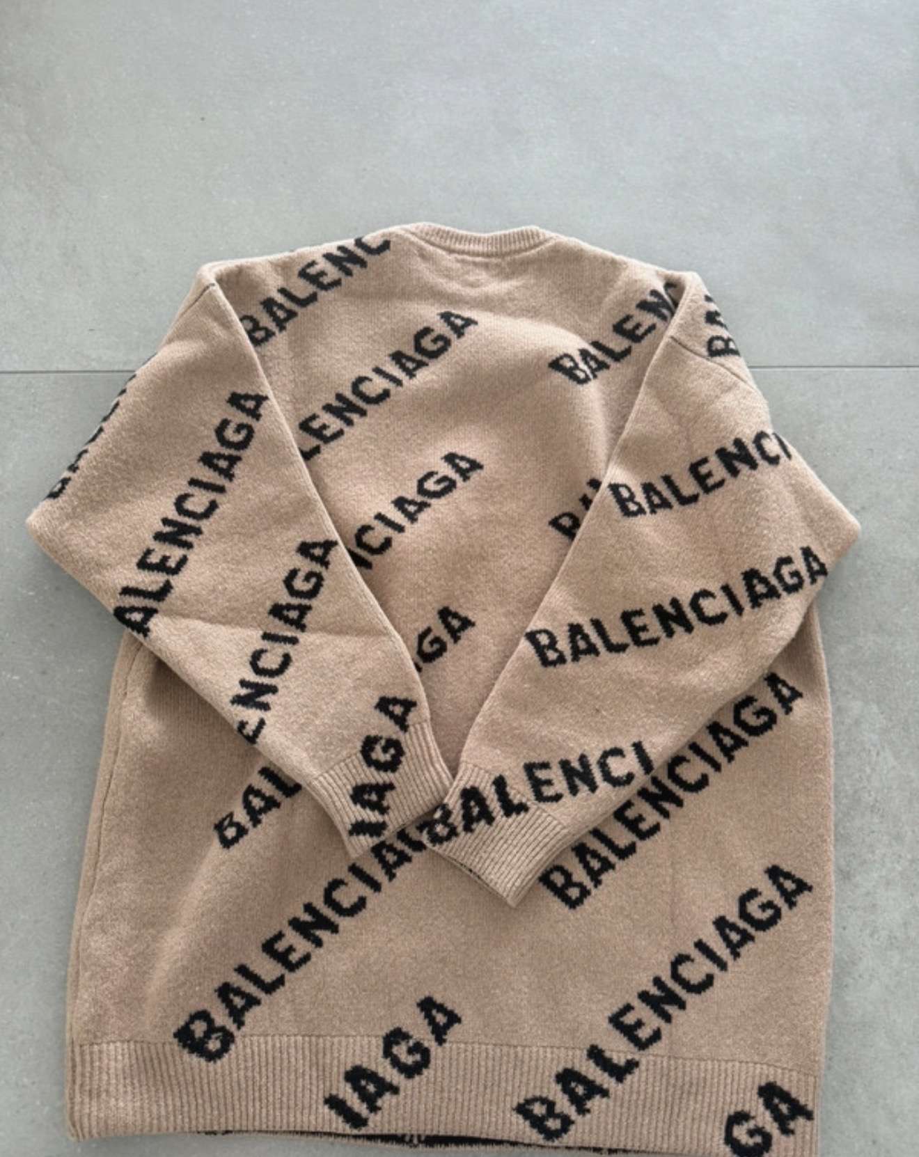 Balenciaga sveter
