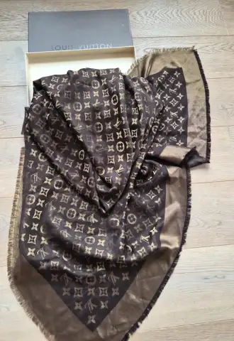 https://www.vipluxury.sk/Louis Vuitton Monogram Lurex Shine Shawl Brown