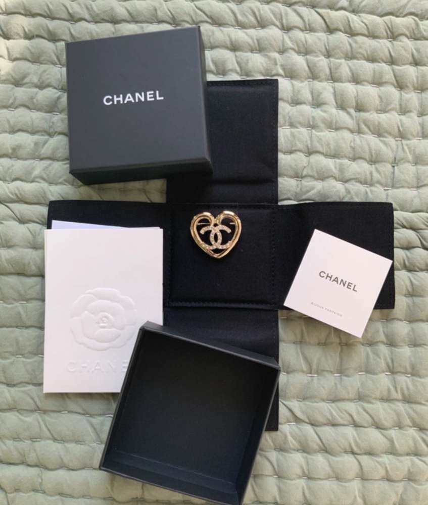 Chanel brošňa
